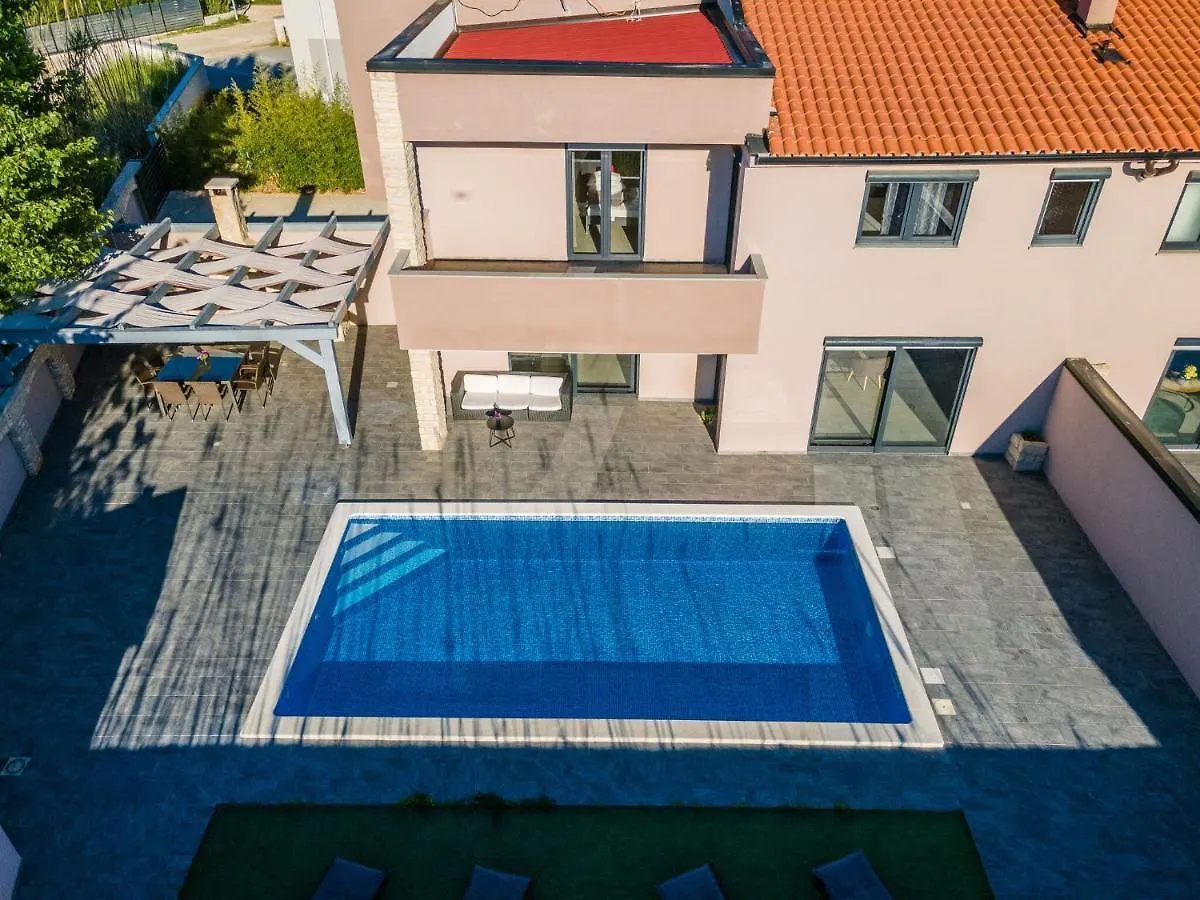 Super Modern Villa With Private Pool Valbandon 0*,